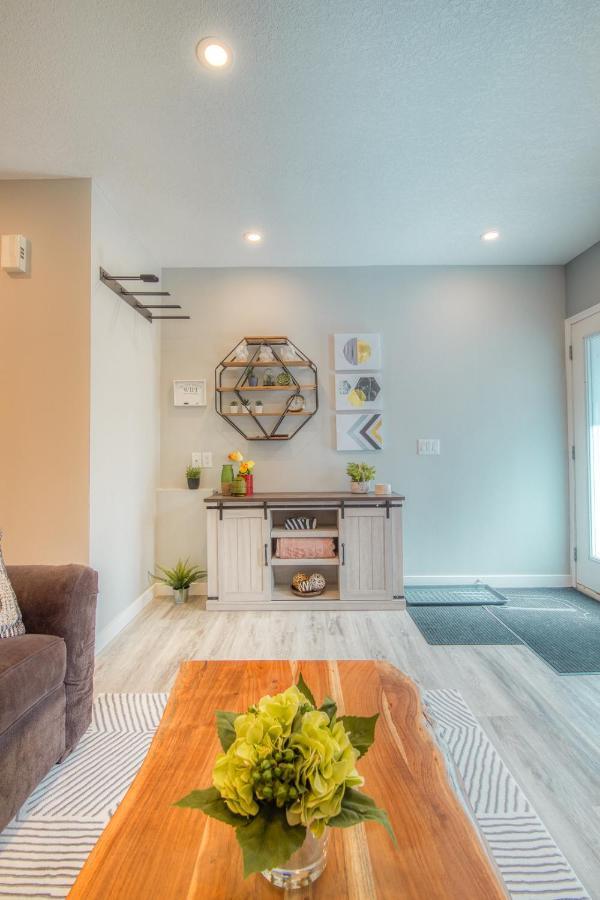 Beautiful Newly Reno 2Bdm 2 Bth Sleep Up To 6 Adults & Kids Mountain View Townhouse Suite Canmore Exterior foto